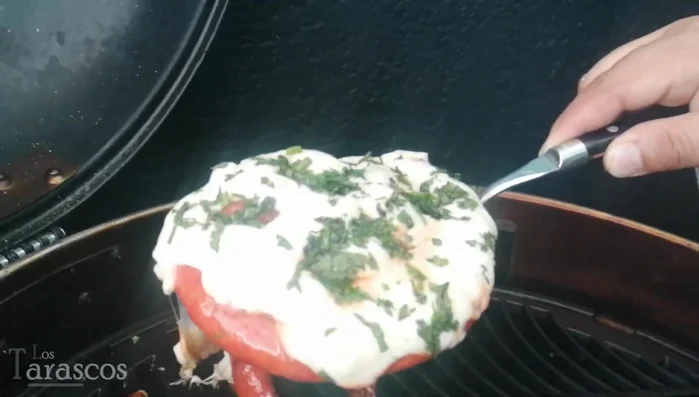 Colocar la chistorra gratinada encima de los chilaquiles. (264.28)