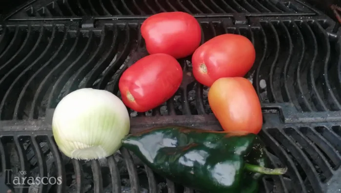 Asar los tomates en la parrilla a fuego suave hasta que estén blandos. (35.84)