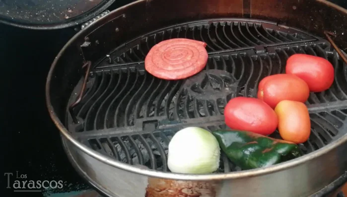 Cocinar la chistorra a la parrilla a fuego indirecto hasta que esté dorada y un poco crujiente. (51.559)