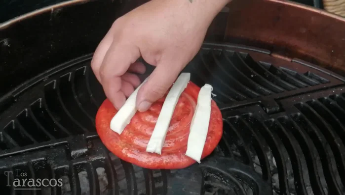 Agregar el queso asadero encima de la chistorra para que se derrita. (72.32)