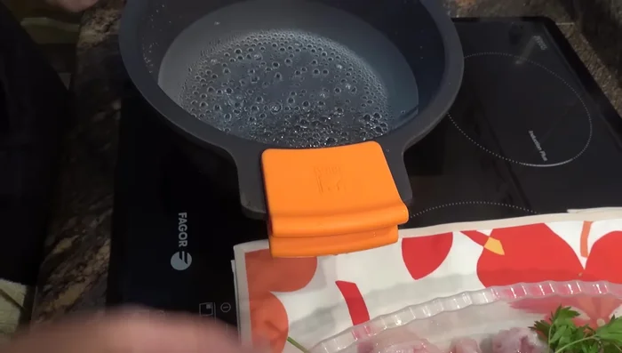Preparar el fumet de pescado: En una olla, poner 1.5 litros de agua con la cabeza del rape, perejil, puerro, 4 dientes de ajo, tomate, laurel y cebolla. Llevar a ebullición, retirar impurezas y cocer 20 minutos a fuego medio.