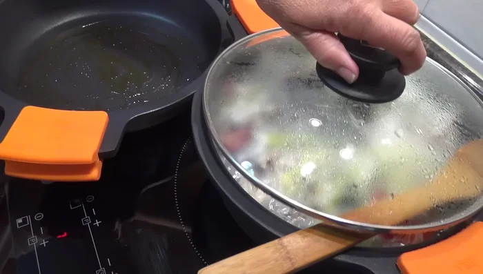 Mientras tanto, pelar y cortar la patata en rodajas de 1 cm. Picar finamente 3 dientes de ajo y rayar 2 tomates.