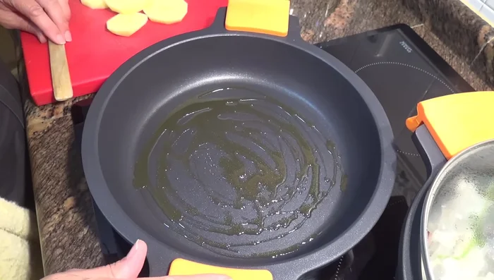 Sofreír el ajo en una sartén con aceite de oliva hasta que esté ligeramente dorado. Añadir el tomate rallado y cocinar 5 minutos hasta que pierda agua.