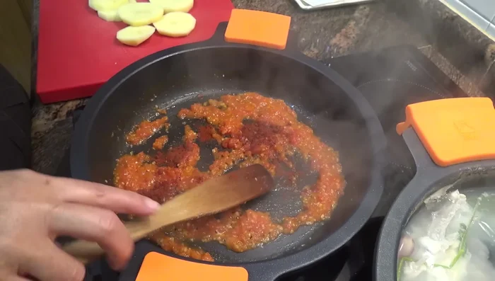 Incorporar el pimentón, remover rápido para que no se queme y añadir un par de cazos de fumet.