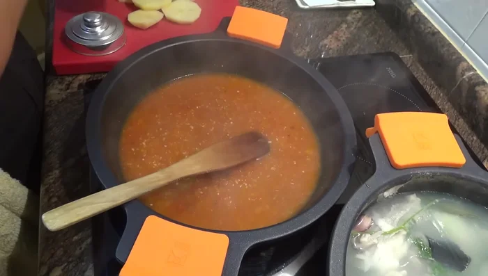 Sazonar con sal y añadir las patatas. Cocer 15 minutos hasta que estén tiernas, añadiendo más caldo si es necesario.