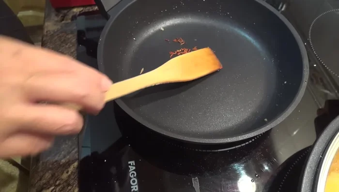 Tostar las hebras de azafrán. Picar en un mortero o picadora las almendras, ajos, pan y azafrán hasta obtener una pasta.
