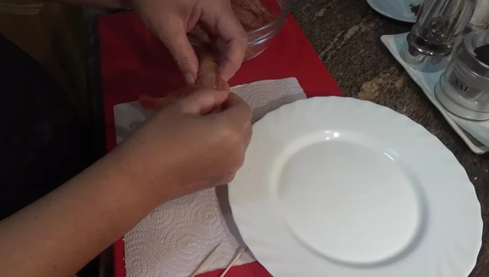 Pelar las gambas, dejando la cabeza y la cola. Retirar la tripa.