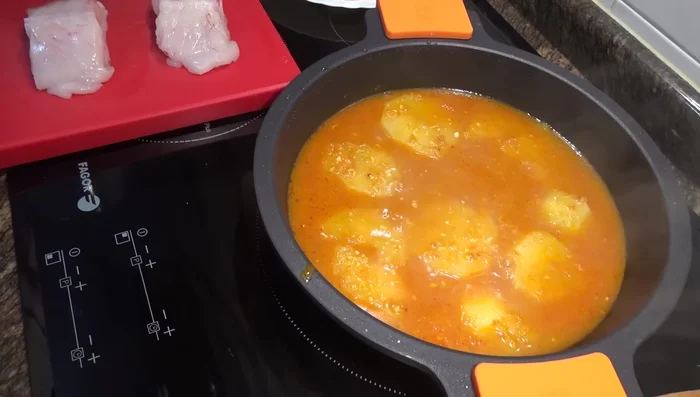 Añadir la mitad de la picada al suquet, remover y rectificar de sal. Incorporar el rape y cocinar 7-10 minutos hasta que esté tierno. Añadir las gambas en los últimos 2-3 minutos.