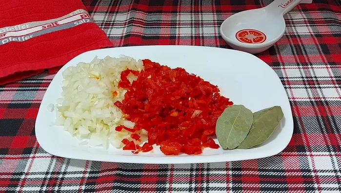 Picar los ingredientes del sofrito (pimientos, cebolla y ajo). Salpimentar la carne.
