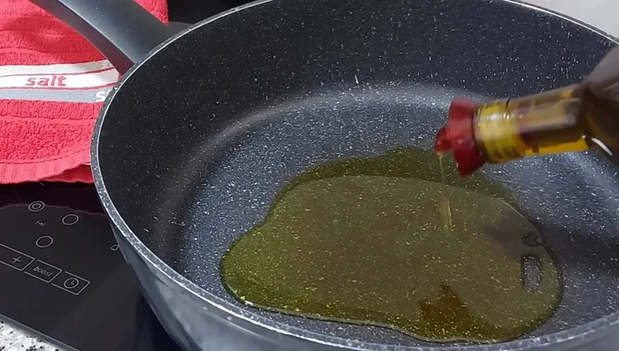 En una sartén amplia, a fuego alto, sellar la carne hasta que retenga sus jugos. Remover de vez en cuando.