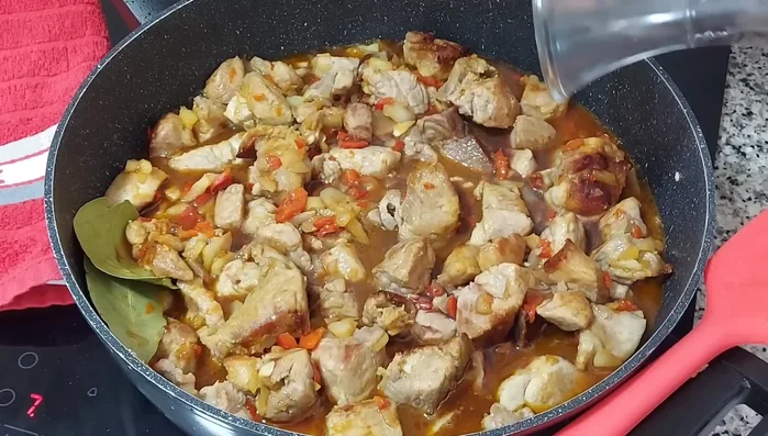 Agregar el vino tinto y cocinar a fuego medio hasta que evapore el alcohol (3-4 minutos).