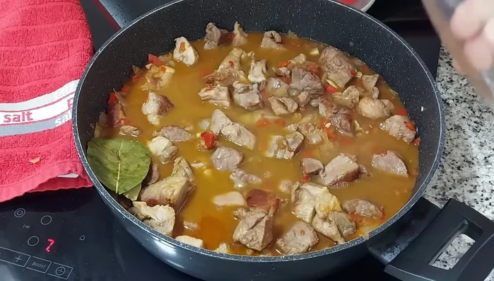 Añadir 250 ml de agua, tapar y cocinar hasta que la carne esté tierna (aproximadamente 30 minutos), removiendo ocasionalmente.