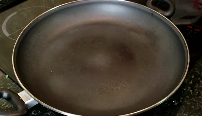 Poner una sartén al fuego y añadir 60 ml de aceite de oliva.