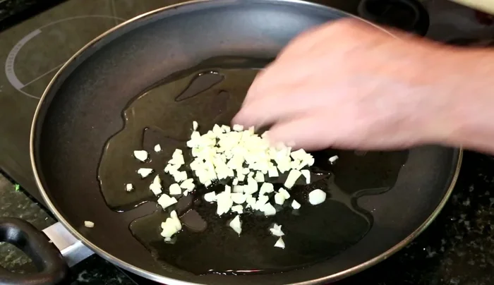 Agregar los ajos y cocinar hasta que empiecen a dorarse.