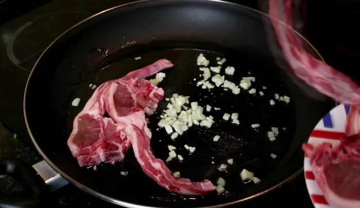 Agregar las chuletillas de cordero.