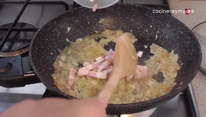 Agregar la panceta (o bacon) a la sartén y cocinar durante un minuto más o menos, hasta que se dore y suelte su sabor.