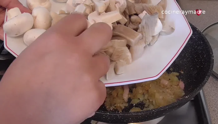 Incorporar las setas cortadas (reservando algunas para decorar) a la sartén. Salpimentar ligeramente. Tapar y cocinar durante 10 minutos, removiendo de vez en cuando.