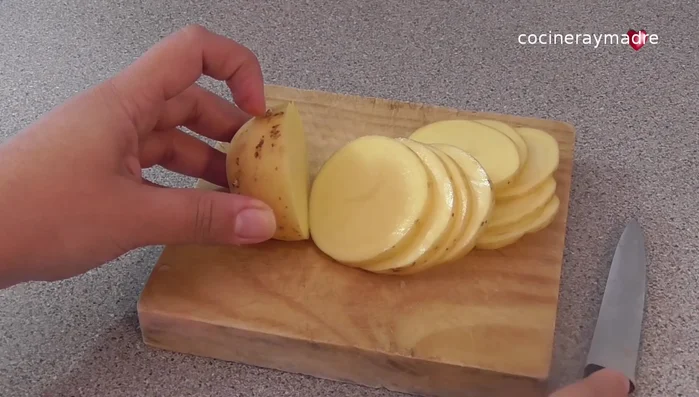 Mientras tanto, freír las patatas cortadas en rodajas finas.