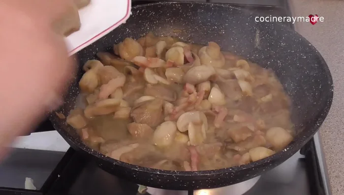 Una vez que las setas estén cocidas, añadir un poco de agua (o caldo de cordero o pollo) a la sartén. Dejar hervir durante 5 minutos.