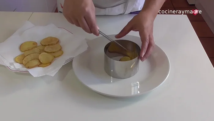 Servir el tournedó de cordero sobre una base de patatas fritas, acompañado de la salsa de setas y las setas reservadas.