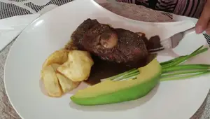 Cordero al Horno con Vino Tinto: Receta Fácil y Deliciosa