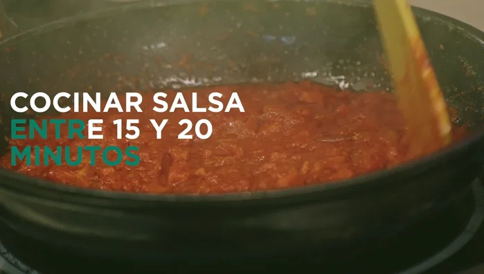 Incorporar la salsa de tomate y cocinar 15-20 minutos a fuego lento (113.899).