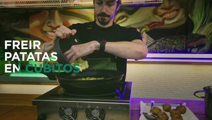 Pelar y cortar las patatas en cubos. Freír hasta que estén listas (227.7).