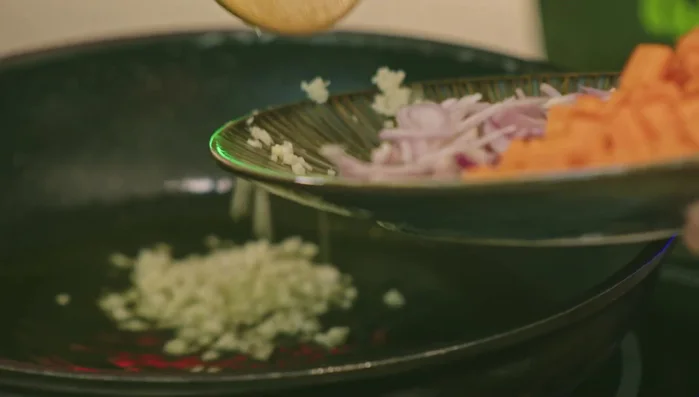 Rehogar el ajo hasta que dore, agregar la chalota y cocinar hasta que esté pochada (80.64).