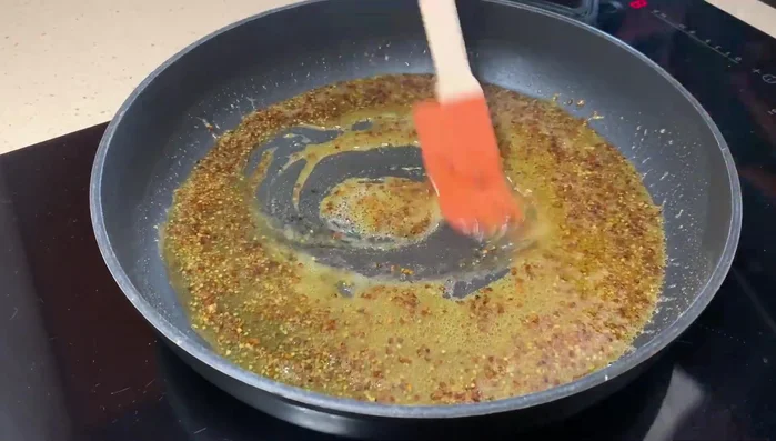 Añadir nata a la mezcla de miel y mostaza. Remover hasta obtener una salsa homogénea. Rectificar de sal y pimienta al gusto.