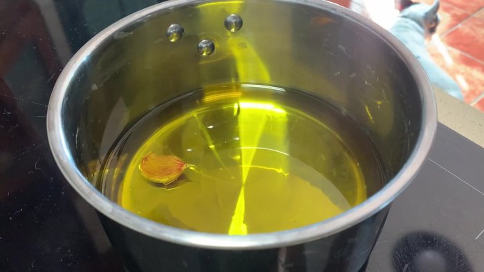 Calentar el aceite a 70 grados centígrados. Mientras tanto, sazonar los lomos de merluza con sal marina gruesa y pimienta negra recién molida.