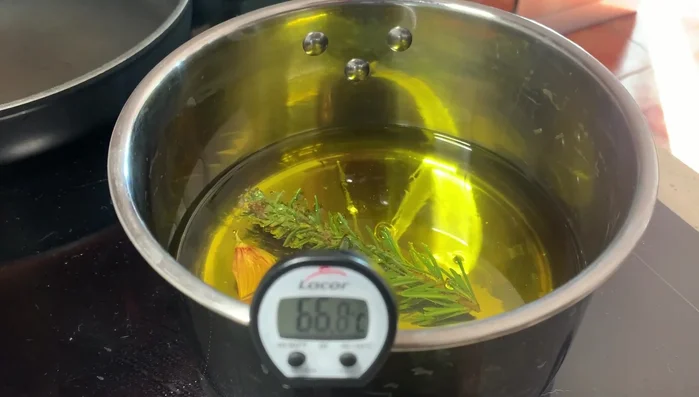 Una vez a 70 grados, añadir los lomos de merluza al aceite. (Si baja la temperatura al agregar el pescado, no hay problema, se mantendrá alrededor de los 70 grados).