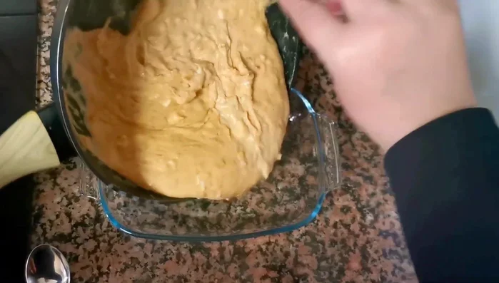 Apaga el fuego, pasa la masa a una bandeja, cúbrela con papel film (bien pegado) y deja enfriar (preferiblemente en la nevera hasta el día siguiente). (105.36)