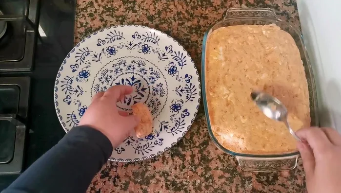 Una vez fría la masa, dale forma a las croquetas (moja ligeramente tus manos con aceite para evitar que se pegue). (125.079)