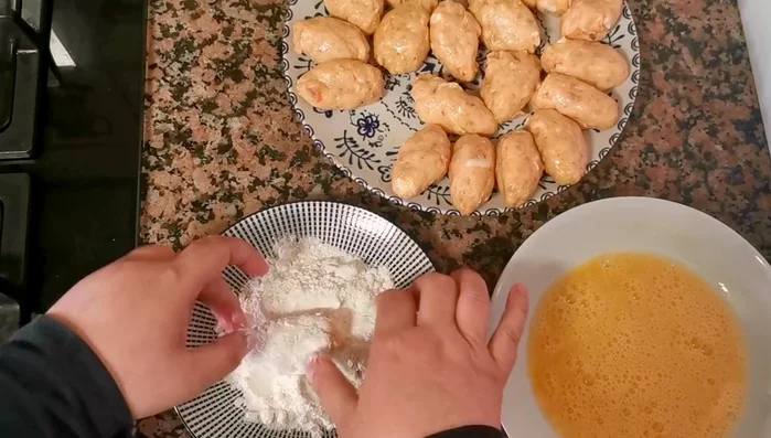 Reboza las croquetas: harina, huevo batido con sal, y pan rallado. Dale forma de nuevo. (140.959)