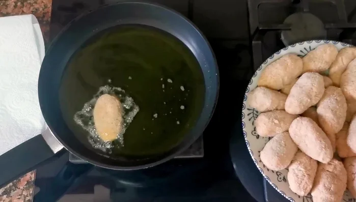 Fríe las croquetas en aceite caliente hasta que estén doradas por ambos lados. Escúrrelas sobre papel absorbente. (158.56)
