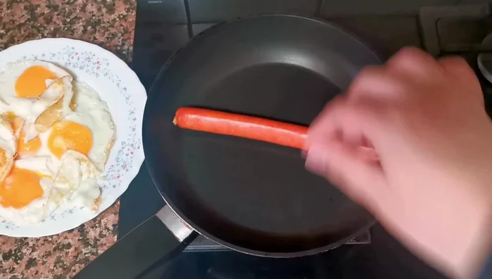 En la misma sartén, cocina la chistorra sin añadir aceite (soltará su propia grasa). Una vez hecha, retírala del fuego, escúrrela y deja enfriar unos minutos antes de cortarla en trozos medianos. (33.68)