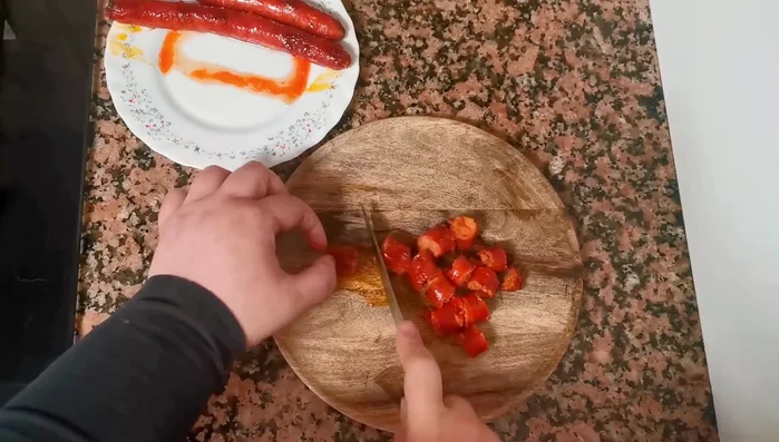 Pica la chistorra con una picadora o a mano (muy finamente). (53.359)