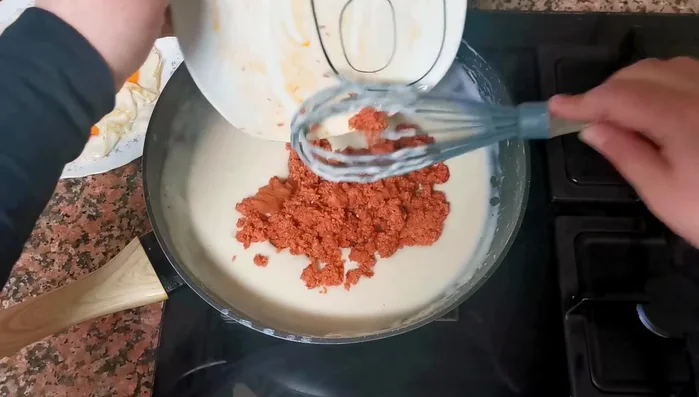 Incorpora la chistorra picada y los huevos fritos a la masa, removiendo hasta que todo esté bien integrado. (90.119)