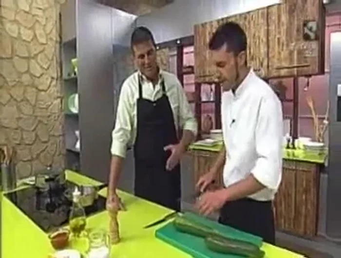 Limpiar y dar forma a los calabacines, vaciándolos con un sacabolas. Conservar la pulpa para otra receta.