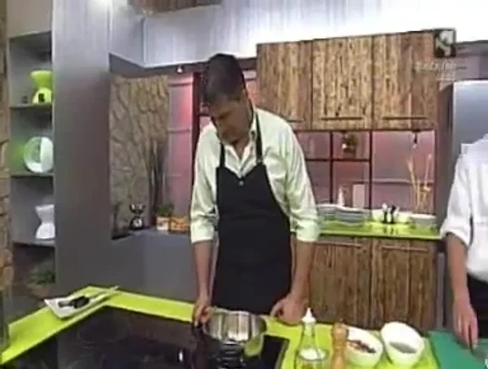 Preparar el relleno: rehogar ajo, cebolla y pimiento verde en mantequilla. Agregar harina, cocinarla y añadir la leche poco a poco, creando una bechamel.