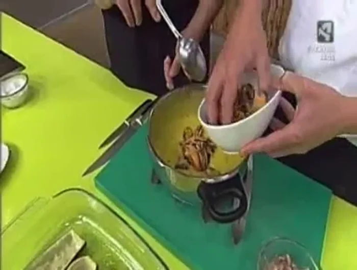 Agregar los mejillones y el atún desmenuzado a la bechamel. Mezclar bien.