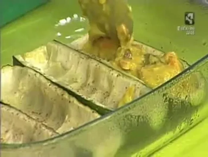 Rellenar los calabacines con la mezcla. Cubrir la superficie con el resto del queso cheddar.
