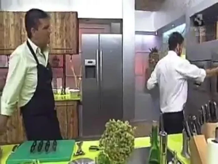 Servir sobre una base de salsa de tomate frito con nata, decorado con orégano.