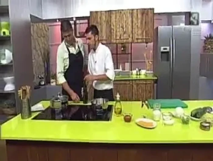 Abrir los mejillones al vapor con vino blanco, laurel y pimienta.