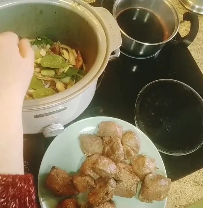 En la olla, coloca la bolsa de verduras mixtas con un poco de sal.