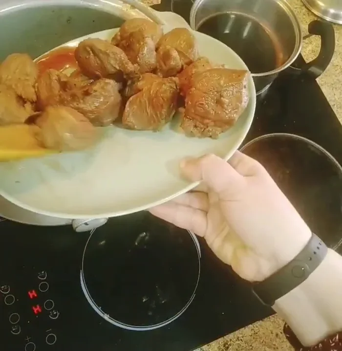 Añade las carrilleras sobre las verduras.