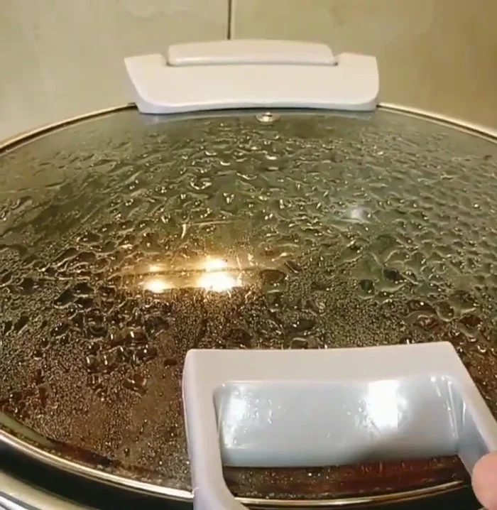 Después de 4 horas, retira las carrilleras de la olla.
