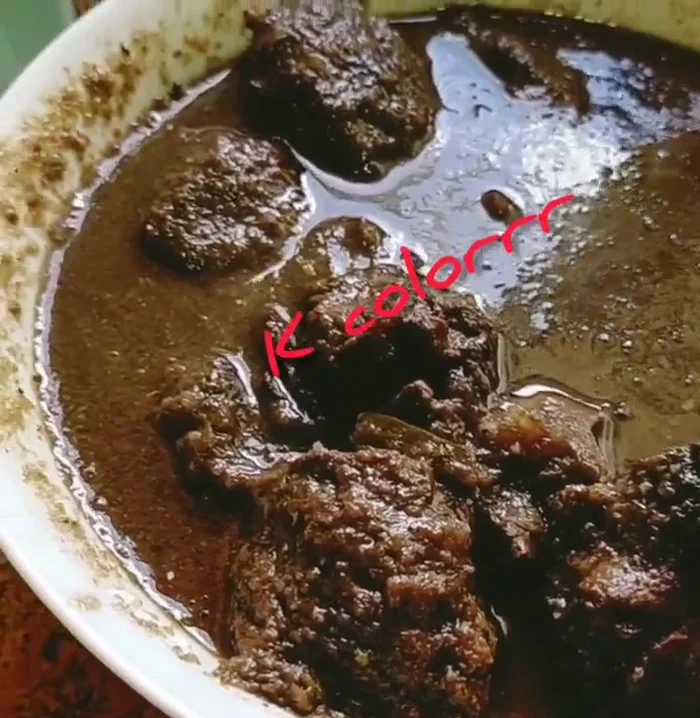Mezcla la salsa triturada con las carrilleras.