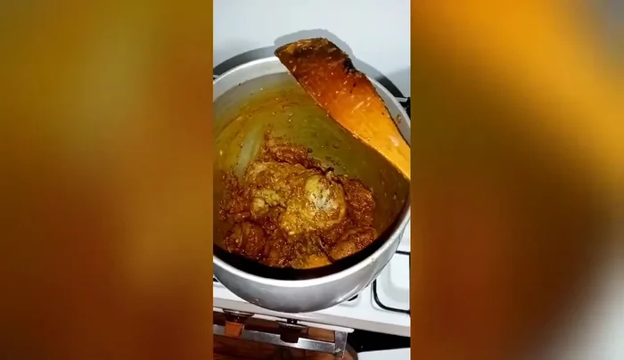 Incorporar el cordero caramelizado al cuscús. (Se habla de agregar ingredientes y mezclarlos)