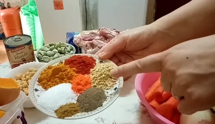 Preparar el cordero. (Se mencionan varios detalles sobre la carne, pero no hay una instrucción específica)
